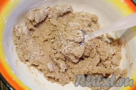 Всё перемешать, сначала с помощью лопатки, а затем переложить тесто на силиконовый коврик или на стол, присыпанный мукой.