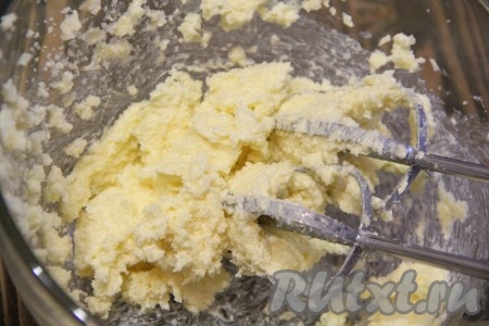 С помощью миксера взбить масло с сахаром до однородного пышного состояния.