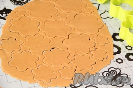  Готовое тесто разделить на 2-3 части. Раскатать тесто скалкой в тонкий пласт и с помощью формочек для вырубки печенья вырезать цветочки или звёздочки разных размеров. Пока раскатываем одну часть теста, остальное тесто лучше убрать в холодильник!