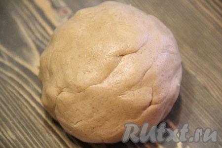 Слегка припылить тесто мукой и хорошо его вымесить до гладкого и ровного состояния. Тесто не должно липнуть к рукам.
