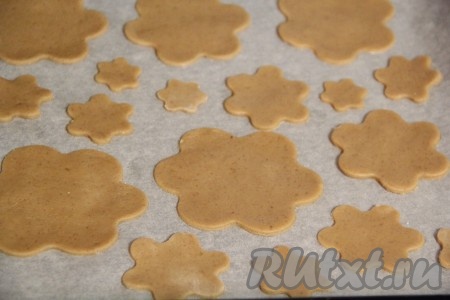 Готовое печенье выложить на противень, застеленный пергаментом.
