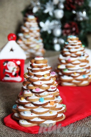 Имбирную ёлочку в дальнейшем можно завернуть в слюду и перевязать лентой. Согласитесь, ведь это хороший презент или подарок! Красивые и вкусные ёлочки готовы!
