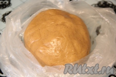 Завернуть тесто в пищевую плёнку и убрать в холодильник на 1-6 часов. Можно приготовить тесто вечером и убрать его в холодильник на ночь.