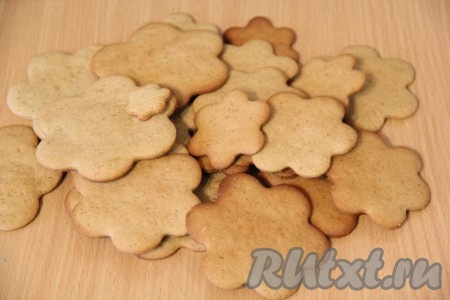 Противень с печеньем поставить в разогретую духовку и выпекать при 180 градусах примерно 7 минут. Ориентируйтесь по своей духовке. Печенье должно стать золотистого цвета. У меня печеньки получились разные по цвету, но это не повлияло на вкус, а для формирования имбирных ёлочек даже оказалось очень красиво. Готовое печенье переложить на ровную поверхность и хорошо остудить.