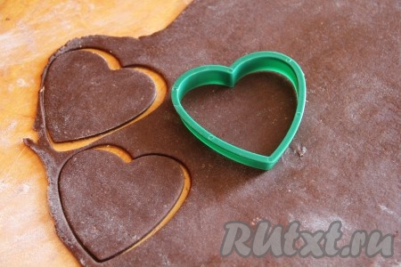 Отправить тесто отдохнуть на ночь или на сутки в холодильник, завернув в пакет. Тогда тесто станет более ароматным и наша выпечка будет более вкусной и насыщенной. Готовое тесто раскатать в пласт толщиной 5 мм и вырезать с помощью формочек нужные фигурки.
