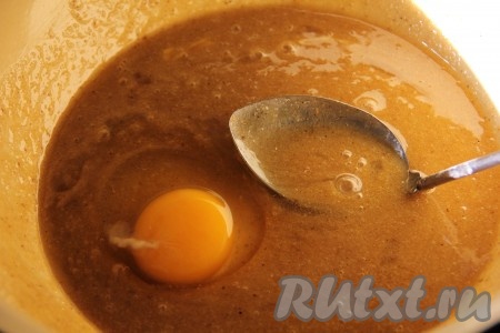 Снять массу с водяной бани и ввести по одному яйцу, каждый раз тщательно взбивая.
