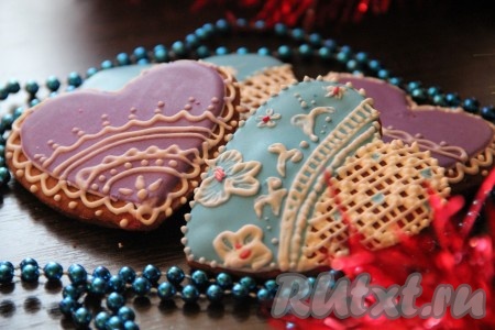 Готовые пряники разукрасить по своему желанию или просто присыпать пудрой. Я предпочитаю украшение глазурью. Для этого взбиваю яичный белок с сахарной пудрой и добавляю пару капелек лимонного сока. С помощью кондитерского мешка я разрисовываю пряники на свой вкус. Первым рисую контур и оставляю застывать. Затем разрисовываю пряники внутри основным цветом и, если требуется, после застывания делаю узор поверх основного цвета. Для контура и рисунка использую глазурь, указанную в рецепте. Для основного цвета и заполнения пустых мест в глазурь, указанную в рецепте, добавляю 1 чайную ложку воды, чтобы наша масса стала более жидкой и равномерно заполняла нужное пространство. Вот такие красивые, вкусные рождественские пряники можно приготовить в домашних условиях.