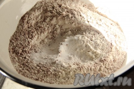 Отдельно смешать муку, какао и соду.
