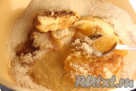 Сахар, мед, специи, сливочное масло отправить на водяную баню и растопить до получения однородной массы.
