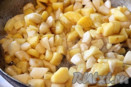 Яблоки нарезать на небольшие кубики, удаляя семечки (при желании можно очистить от кожуры), добавить сахар и присыпать корицей. Отправить яблоки на сковороду с небольшим количеством растительного масла, обжаривать на медленном огне, постоянно помешивая, до мягкости яблок, затем снять с огня, дать остыть.