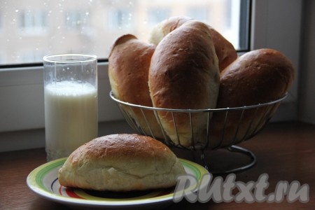 Готовую сдобную выпечку достать из духовки. Воздушные, ароматные и очень вкусные пирожки с яблоками станут прекрасным дополнением к чаю, кофе или молоку.