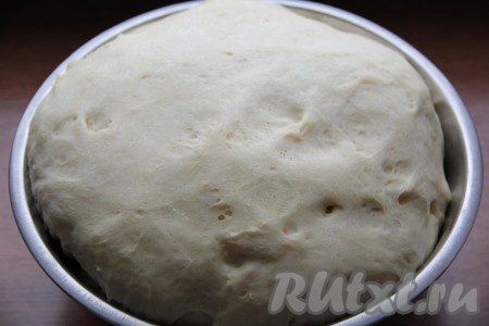 Тёплое молоко (температура молока не должна быть выше 40 градусов, иначе дрожжи не начнут работать) влить в глубокую миску, всыпать сухие дрожжи, хорошо перемешать, затем добавить 4 столовых ложки сахара, растопленное и слегка остывшее сливочное масло, щепотку соли и 2 яйца, тщательно перемешать, затем начать частями добавлять муку, замешивая мягкое, приятное в работе, не липнущее к рукам тесто. Муки может потребоваться немного больше или меньше, главное - ориентироваться на консистенцию замешиваемого теста. Миску с тестом прикрыть полотенцем, поставить в тёплое место примерно на 1 час. По прошествии часа тесто хорошо поднимется, увеличившись в объёме раза в 2-3.