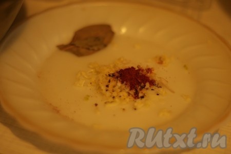 Чеснок натереть и смешать с пряностями.