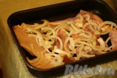 Кусочки курицы выкладываем в форму для выпекания.