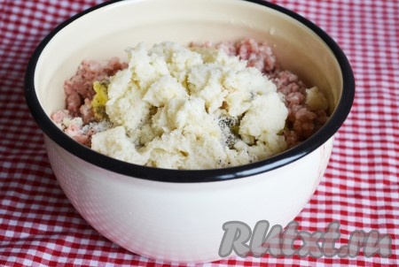 Добавить предварительно замоченную в молоке и отжатую булку к фаршу, посолить по вкусу.