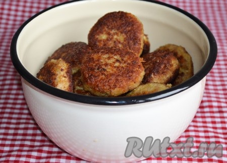Обжарить котлеты на подсолнечном масле на разогретой сковороде с обеих сторон. 