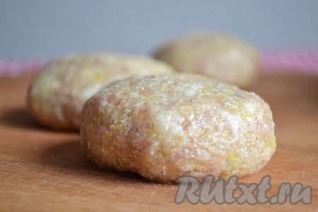 Сформировать котлетки.&nbsp;
