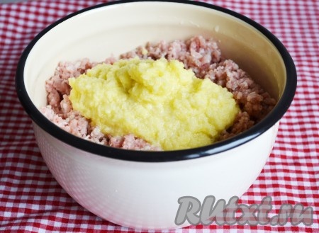 Лук, картофель измельчить блендером в однородную массу и добавить к фаршу.&nbsp;
