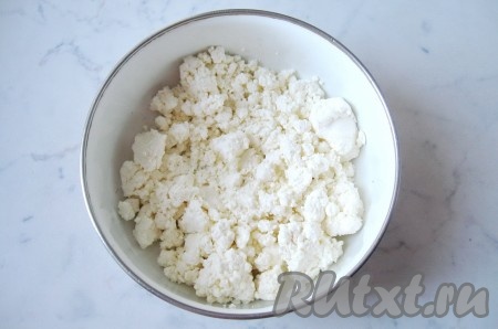 В миску выложить творог.

