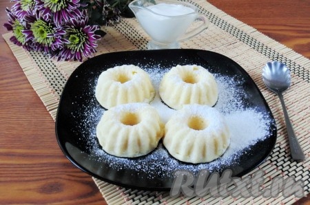 Достать формочки из микроволновки, дать немного остыть, а затем нежные, вкусные манники, приготовленные с творогом, вынуть из формочек и подать к столу со сметаной, вареньем или мёдом.