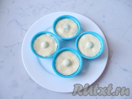 Выпекать манники с творогом при максимальной мощности 3 минуты. Затем выключить и дать постоять в микроволновке 2 минуты. Опять включить микроволновку и запекать манники ещё 2 минуты. В общей сложности время приготовления составит 7 минут.