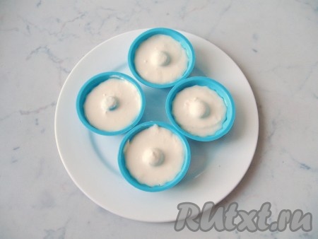 Творожное тесто разложить по силиконовым формочкам, заполняя их на 2/3 объёма, поставить в микроволновку.