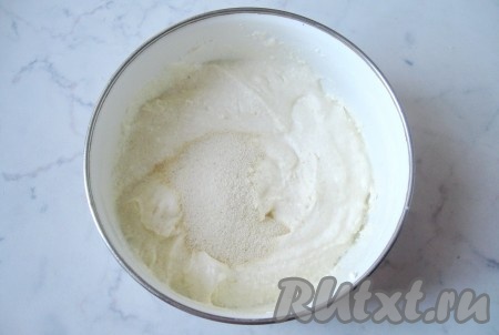 В полученную массу всыпать манную крупу.