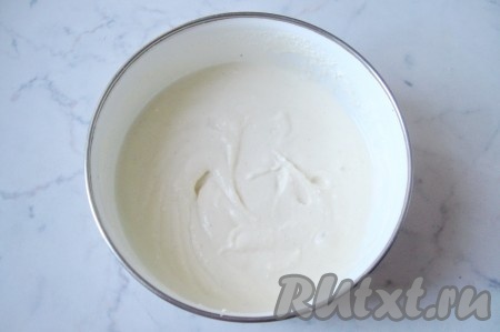 Добавить молоко в смесь творога, сахара, соли, яйца и манной крупы. Тщательно перемешать или взбить погружным блендером. Оставить постоять минут на 5, чтобы манка немного набухла. Тесто для творожных манников должно получиться гладким, однородным, как в меру густой крем.