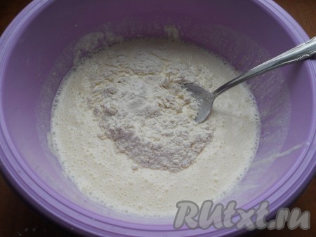 Добавить соль и всыпать 1 столовую ложку муки. Вмешать муку в тесто и начать по столовой ложке добавлять оставшуюся муку, вмешивая её в тесто.