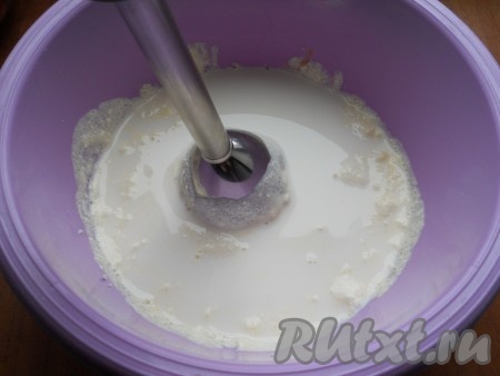 Взбить творог с яйцом и сахаром погружным блендером до однородности. Влить молоко и снова взбить погружным блендером.