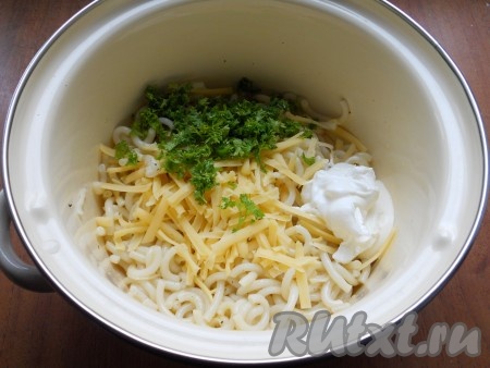 Зелень петрушки вымыть, обсушить. Сыр натереть на крупной тёрке. Половину натёртого сыра добавить к макаронам вместе с нарезанной петрушкой и сливками, тщательно перемешать.