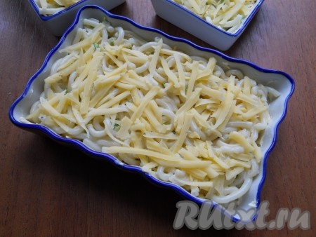 В форму (или несколько формочек), смазанную маслом, выложить макароны, смешанные со сливками, сыром и зеленью, разровнять, посыпать сверху оставшимся натёртым сыром и поставить в духовку, разогретую до 180 градусов.