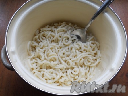 Макароны выложить в кастрюлю с кипящей подсоленной водой, перемешать, после закипания, уменьшив огонь, варить до готовности (обычно на варку требуется минут 7-9, но все макаронные изделия разные, поэтому точное врем варки смотрите на упаковке макарон, которые вы готовите). Промыть макароны в дуршлаге холодной водой. Дать воде полностью стечь, а макаронам - немного обсохнуть. Затем выложить макароны в кастрюлю (или миску).
