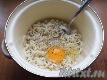 К макаронам вбить 1 крупное яйцо (или 2 мелких), подсолить, поперчить, тщательно перемешать.