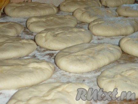Досочку притрусить немного мукой или смазать растительным маслом, выложить пирожки, пока мы слепим все пирожки, первые уже подойдут и их можно будет жарить.&nbsp;
