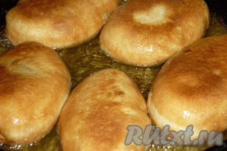 Жарить их до золотистого цвета по 3-4 минуты с каждой стороны. 