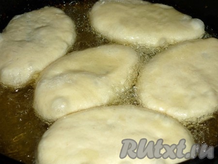 Налить в сковороду растительное масло слоем 4-5 мм, хорошо его нагреть и выложить пирожки. 