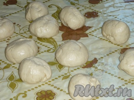 Готовое тесто выложить на рабочую поверхность, присыпанную мукой, обмять&nbsp;и разделить на небольшие шарики.&nbsp;У меня получилось 22 штуки.
