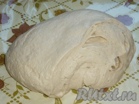 В тёплый картофельный отвар покрошить дрожжи, &nbsp;добавить сахар и всыпать 100-150 грамм муки, перемешать и оставить опару на 20 &nbsp;минут до появления пышной шапочки. Яйцо взбить вилкой, добавить соль и растительное масло, всё смешать и добавить в готовую опару, перемешать. Добавляя частями просеянную муку, замесить мягкое, эластичное тесто. Миску смазать растительным маслом, выложить туда тесто, накрыть полотенцем и оставить на 1 час. Тесто должно увеличиться в два раза.&nbsp;
