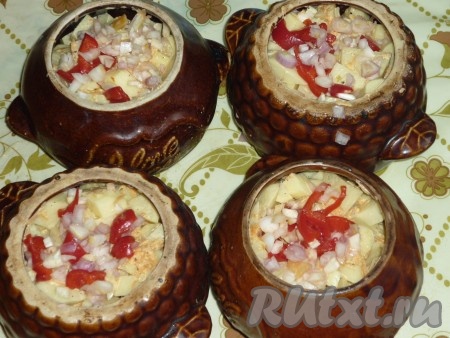 Лук и перец нарезать кубиками и выложить на картофель.&nbsp;
