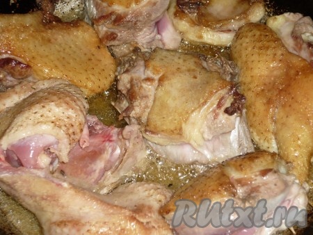 Обжарить утиное мясо на небольшом количестве растительного масла до золотистой корочки со всех сторон, посолить и поперчить по вкусу.&nbsp;
