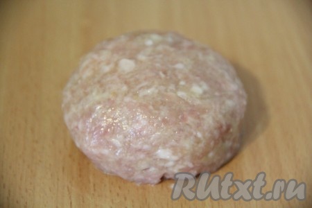  Завернуть начинку в фарш и сформировать котлету.