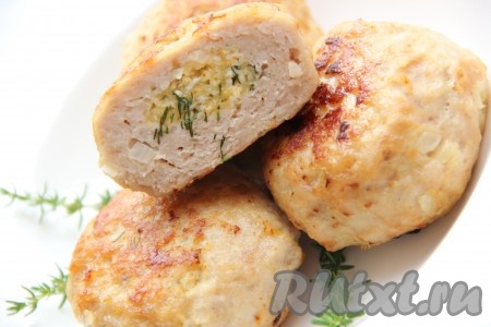 Готовые котлеты с начинкой из сыра и яиц подать с любым гарниром. Котлетки получились невероятно нежными и пышными. Начинка внутри оказалась сюрпризом для моих домочадцев. Все оценили вкус этих котлет. Посмотрите, какие они красивые на разрезе.