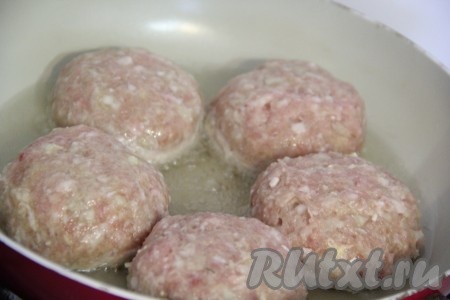 В сковороду влить растительное масло и поставить на огонь. Выложить получившиеся котлеты с начинкой на хорошо разогретую сковороду. Обжарить наши котлеты на среднем огне до румяной корочки с двух сторон.