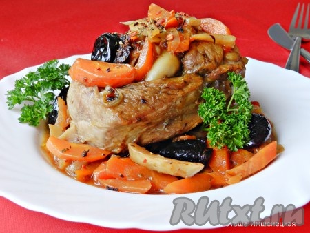 Вкусная, сочная и ароматная голень индейки, тушеная  в белом вине с овощами и черносливом, готова.
