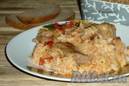 Аппетитную, вкусную свинину с рисом, приготовленные в духовке, подавать в горячем виде.
