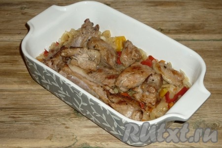 Свинину вымыть, обсушить, нарезать небольшими кусочками и обжарить на сковороде на хорошо разогретом растительном масле 5-7 минут, до золотистой корочки со всех сторон. Посолить и поперчить по вкусу. Мясо выложить в жаропрочную форму на обжаренные овощи.
