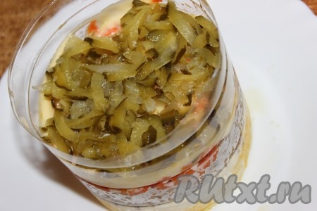 Маринованный огурец натереть на средней или крупной терке (это дело вкуса). Я натерла огурцы на крупной терке.
