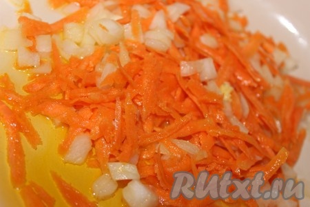 В сковороду с разогретым растительным маслом добавить нарезанный лук и обжарить на среднем огне, периодически помешивая, до легкого золотистого цвета. Натертую морковь добавить в сковороду к луку. Обжарить овощи на среднем огне примерно 5-7 минут, не забывая иногда перемешивать.
