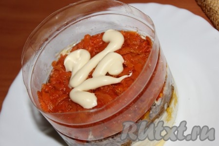 Готовые овощи снять с огня, дать немного остыть, а затем выложить поверх куриной печени и слегка смазать майонезом.
